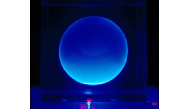 <strong>ART FILE 20｜「CHRIS LEVINE LIGHT 3.142」</strong>　Sphere 9 (2010) © Chris Levine