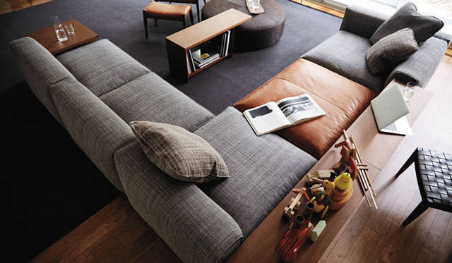 <strong>arflex｜アルフレックス</strong>　2013年新作コレクション　「OMNIO（オムニオ）」 従来より奥行きが200mm深くなったシートは、全身でくつろげるスペースをつくりだす