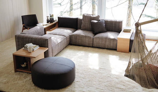 <strong>arflex｜アルフレックス</strong>　2013年新作コレクション　「BRACCO（ブラッコ）」 左奥／コンソールテーブル（棚無）10万800円、左手前＆右／サービステーブル9万8700円 