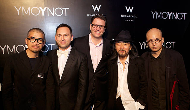 「YMOYNOT」のショーで顔を揃えたスタンリー・ウォン氏（左）、山本耀司氏（右から2番目）、「EXCEPTION」のデザイナー、マオ・ジ・ホン氏（右）