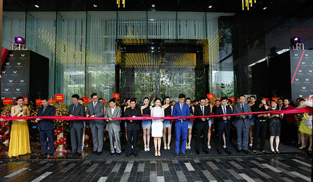 W広州のオープンに際しておこなわれたテープカットイベント