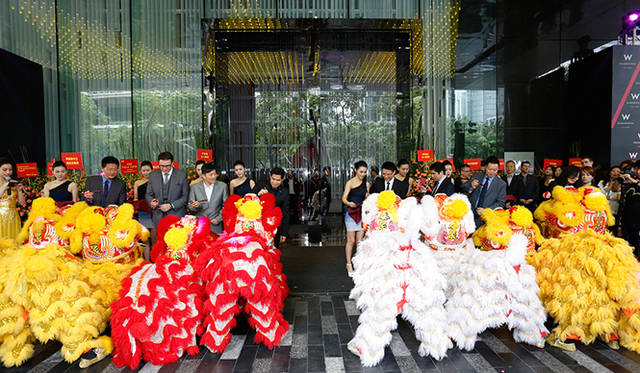 W広州のオープニングを祝い、8頭の獅子が中国伝統の舞獅を披露