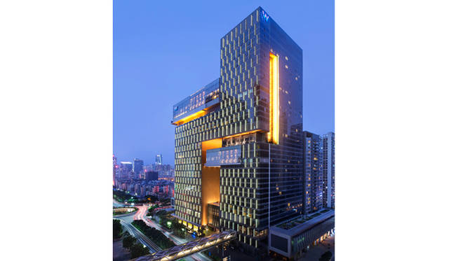 大胆な非対称デザイン、黒を基調にガラスをアクセントとして散りばめたW広州の外観デザインは、国際的建築家ロッコ・イムによるもの