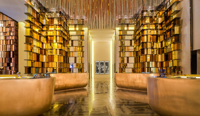 W広州のレセプションエリアは、ロビーエリア同様に、ブラウンのガラスをモチーフにしたインテリアが印象的。斬新でありながら、大人のための落ち着いた雰囲気を演出している