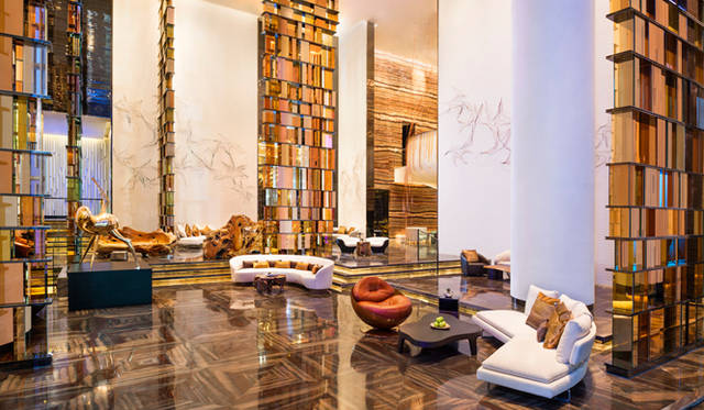 天井が高くスケール感のあるラウンジ。夜になるとDJが登場し、クラブへと変わる