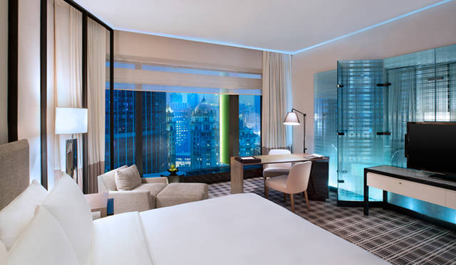 カナダ・トロントに拠点を置くデザイン・ユニット、ヤブ・プシェルバーグの設計による都会的でスタイリッシュなゲストルームは、中国におけるあたらしい“ラグジュアリー・スタイル”を予感させる