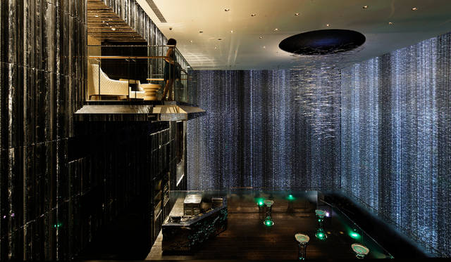 四方が18m×18m×18mのガラスでできた空間「フェイウルトララウンジ」を独創的に仕上げたのは、日本のデザインチームA.N.Dの小坂竜氏　Photograph courtesy of Nacasa & Partners Inc.