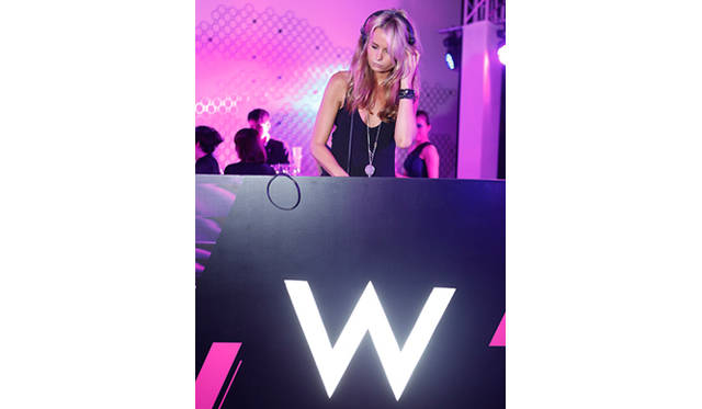 Wホテルには、DJのパフォーマンスが欠かせない