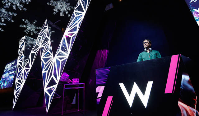 国際的に評価の高いDJであり、Wホテルのグローバル・ミュージック・ディレクターであるマイケランジェロ・ラクア氏