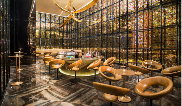 「WOOBAR」では、アート感覚に満ちたインテリアとともに、ミクソロジストが生み出すオリジナルカクテルも堪能できる