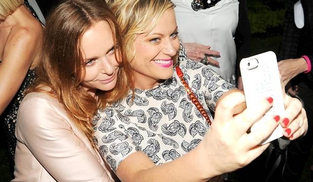 <strong>STELLA McCARTNEY｜ステラ マッカートニー</strong>　 左からステラ・マッカートニー、エイミー・ポーラ　PHOTO CREDIT:BILLY FARREL