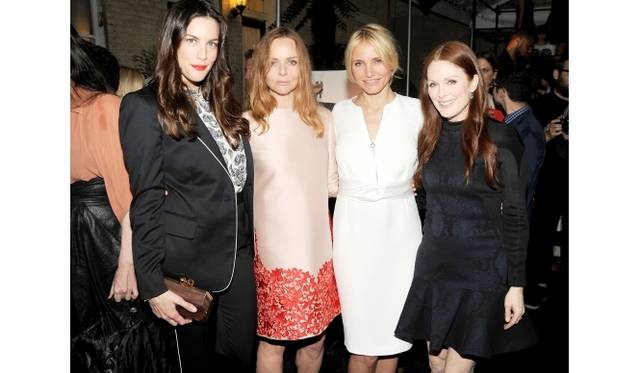 <strong>STELLA McCARTNEY｜ステラ マッカートニー</strong>　 左からリヴ・タイラー、ステラ・マッカートニー、キャメロン・ディアス、ジュリアン・ムーア　PHOTO CREDIT:BILLY FARREL