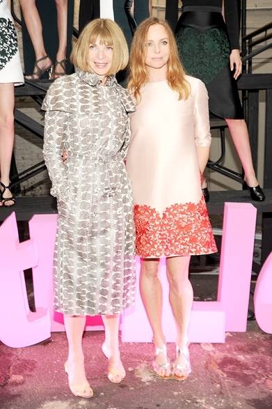 <strong>STELLA McCARTNEY｜ステラ マッカートニー</strong>　左からアナ・ウィンター、ステラ・マッカートニー　PHOTO CREDIT:BILLY FARREL