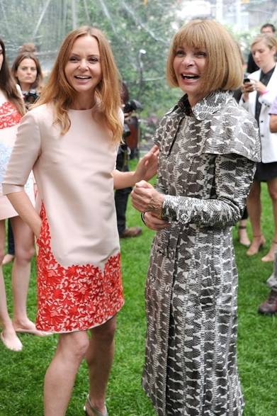 <strong>STELLA McCARTNEY｜ステラ マッカートニー</strong>　左からステラ・マッカートニー、アナ・ウィンター　PHOTO CREDIT:BILLY FARREL