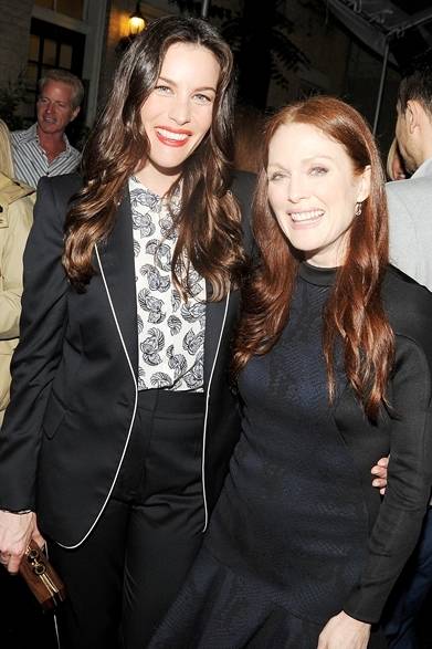 <strong>STELLA McCARTNEY｜ステラ マッカートニー</strong>　左からリヴ・タイラー、ジュリアン・ムーア　PHOTO CREDIT:BILLY FARREL