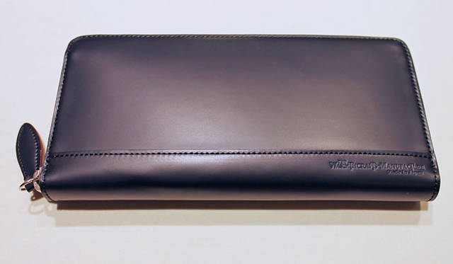 <strong>HANKYU MEN’S｜阪急メンズ</strong>　阪急メンズ限定「ウォームスクラフツマニュファクチャー」コードバン財布　ネイビー4万8300円（限定数量）