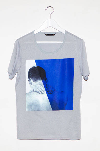 <strong>ato｜アトウ</strong>　 ato×Thomas Dozol コラボレーション　「Michael（Blue）, 2010」　Tシャツ1万2600円