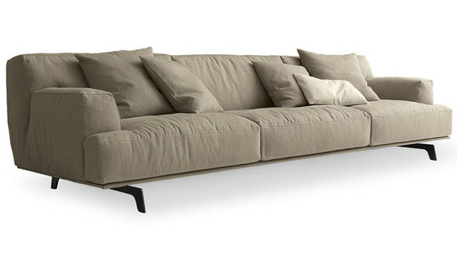 <strong>ACTUS｜アクタス</strong>　「Poliform（ポリフォーム）」　ソファ「Tribeca（トラベッカ）」（2012）。モールド技術で成型されたボリューム感のあるシート部と、鍵型にカットアウトされた繊細なレッグとのコントラストが印象的