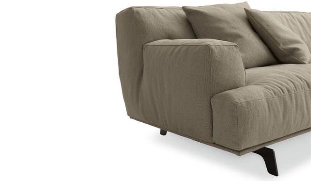 <strong>ACTUS｜アクタス</strong>　「Poliform（ポリフォーム）」　ソファ「Tribeca（トラベッカ）」（2012）。ストレート、カウチ、コーナータイプ、フットスツールと、バリエーションも豊富に揃う