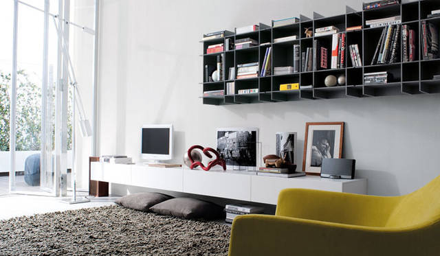 <strong>ACTUS｜アクタス</strong>　「Poliform（ポリフォーム）」　システムユニット「SINTESI（シンテジ）」（1998）。TVボード、壁かけ収納やデスクなど、商品展開も多岐にわたる