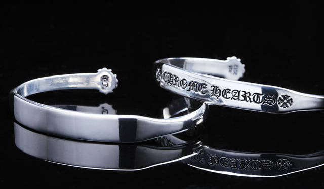 <strong>CHROME HEARTS｜クロムハーツ</strong>　名前やメッセージを最大15文字まで刻印できるクロムハーツの新作フラットバングル