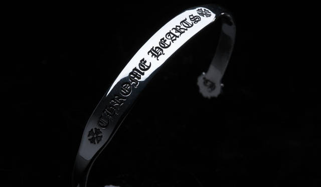 <strong>CHROME HEARTS｜クロムハーツ</strong>　名前やメッセージを最大15文字まで刻印できるクロムハーツの新作フラットバングル