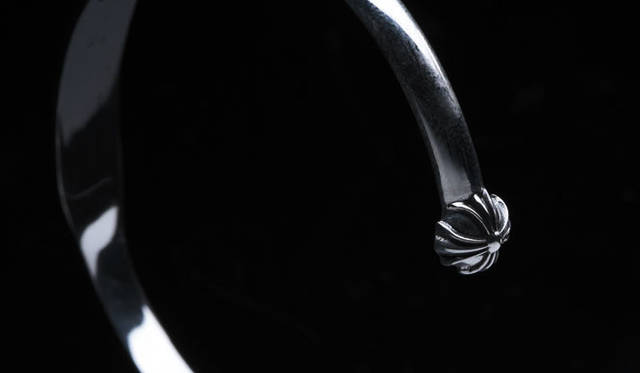 <strong>CHROME HEARTS｜クロムハーツ</strong>　名前やメッセージを最大15文字まで刻印できるクロムハーツの新作フラットバングル