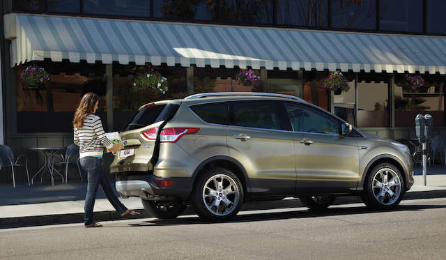 キック動作でリアハッチを開閉できるハンズフリー・パワーリフトゲート