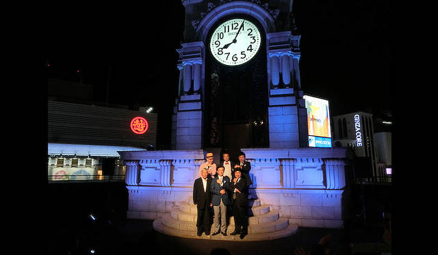 銀座・和光の屋上にある時計台の前に、多くのセイコーファンが集った