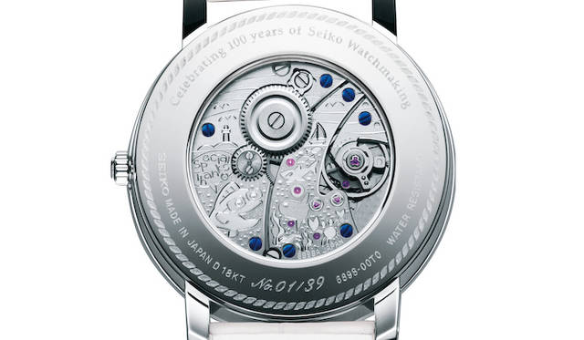 ケース裏から目で楽しめる“超”薄型手巻きムーブメント「キャリバー6898」は、上半分を空、下半分を海に見立てた趣向で、服部社長が愛する江ノ島やカモメ、ヨット、サメやマンボウ、カニなどを彫刻。なかでも、メガネをかけた魚は服部社長扮する「シンジウオ」という設定。