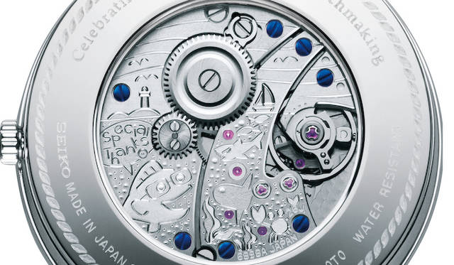 ケース裏から目で楽しめる超薄型手巻きムーブメント「キャリバー6898」は、上半分を空、下半分を海に見立てた趣向で、服部社長が愛する江ノ島やカモメ、ヨット、サメやマンボウ、カニなどを彫刻。なかでも、メガネをかけた魚は服部社長扮する「シンジウオ」という設定。