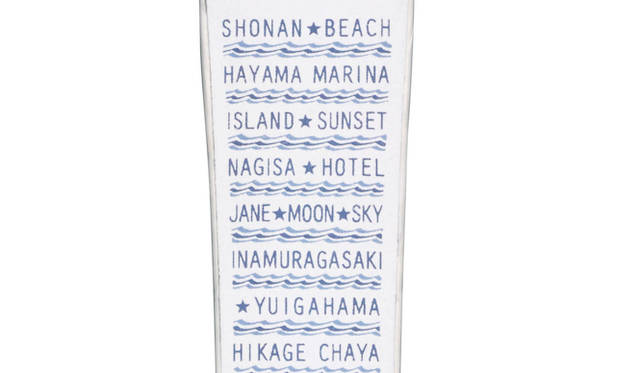 ストラップの裏には、服部社長の「SHINJI★H」を隠した湘南の海に関連するキーワードのプリントがほどされる