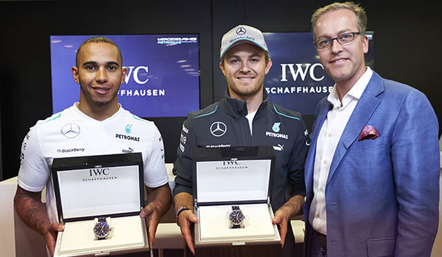 あたらしくIWCのアンバサダーとなったF1ドライバーのルイス・ハミルトン（左）とニコ・ロズベルグ（中）のふたり