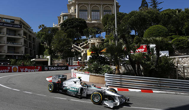 モナコの名物コーナー、ローズヘアピンを疾走する「メルセデスAMGペトロナス」のF1マシン