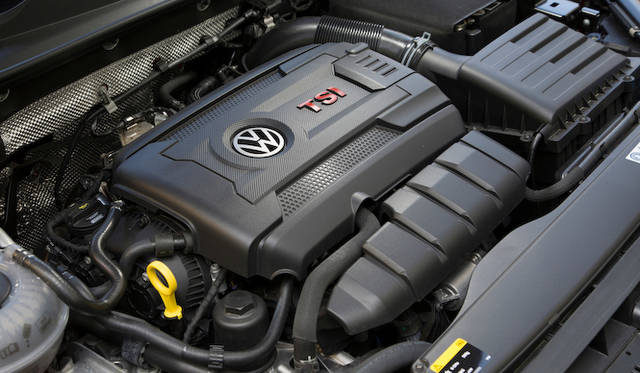 EA888という型式の1,984cc 直列4気筒 ターボエンジン。最高出力162 kW（220ps）/ 4,500-6,200 rpm、最大トルク350Nm / 1,500-4,400 rpm。マルチポイント噴射が追加されるなど、アップデートを受けている