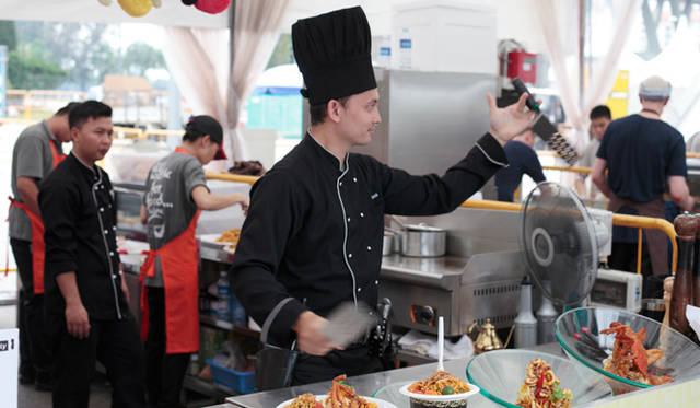 参加したホーカー（＝行商人）は、実際に屋台を営む人ばかり。自慢の料理にくわえて、その熟練された技も披露していた
