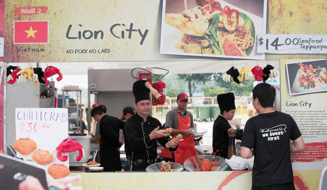 ペパーミルとソルトミルを使って、華麗なジャグリングを披露してくれたのは、ベトナム「Lion City Restaurant」のシェフ、パヌマス・チャイサレー氏