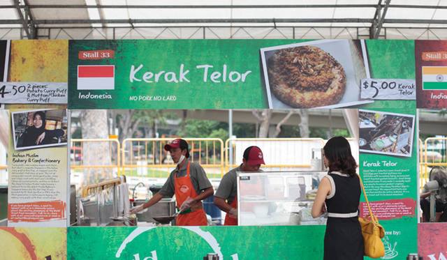 インドネシア風オムレツ「ケラック・テロール」は、ジャカルタを代表する屋台料理