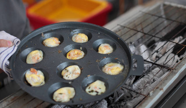 米粉を使った生地のなかにシーフードが入った、ベトナム風たこ焼き「バン・コット」。ナンプラーなど3種類のソースが付いてくる