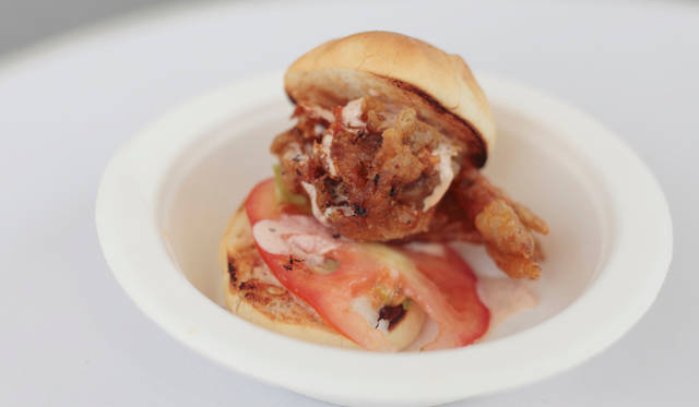 軟らかいカニ（ソフトシェルクラブ）を丸ごとフライにして、バンズではさんだ「EuroTrash」のバーガー「ソフトシェルクラブバーガー」は、アメリカからの出店