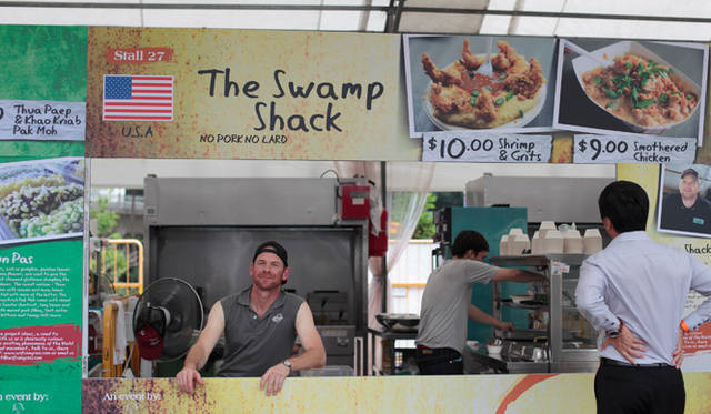 アメリカ「The Swamp Shack」のシェフ、トレイ・コーカーン氏。アメリカ南部を象徴するソウルフード、「蒸し焼きチキン」と「シュリンプ＆グリッツ」とともに会場入り
