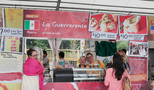 雑誌『ニューズウィーク』から「世界のベスト・グルメ・スポット101」のひとつに選ばれた、メキシコの屋台「La Guerrerense」。とっておきのひと皿は、揚げたトルティージャの上にシーフードをたっぷり、手作りのサルサソースをかけた「トスターダ」