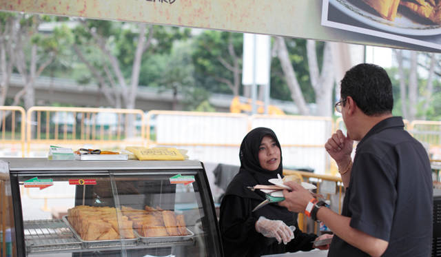 フレンドリーな店主が多いのも屋台の魅力のひとつ。訪れた人たちとも積極的に交流していた