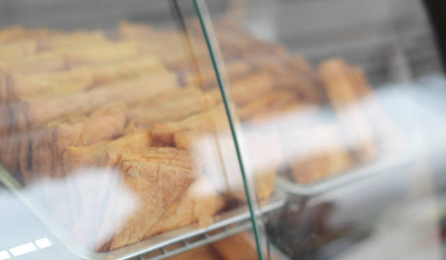 秘伝のレシピで作った「インディアン・サモサ」は、シンガポールの屋台「Indian Muslim Confectionery」の一品