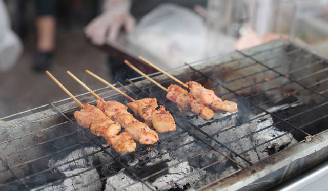 インドネシアの串焼き「サテ」は、スープ「クア」とセットで提供される。写真は「Aneka Sari」のもの。串をスープに“ディップ”して食べるのがオススメとか