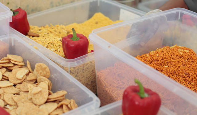 インドの屋台「India Gate Bhelpuri」が提供する「バタタプーリ」は、揚げたジャガイモ（左）など、クリスピーな食感と生野菜のシャキシャキ感のコンビネーションが楽しいひと皿