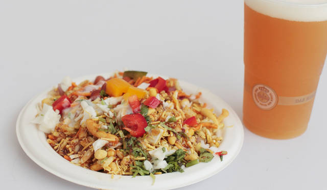 野菜と香辛料、ヨーグルトソースの絶妙なバランスが、「バタタプーリ」の複雑な味わいを生み出す