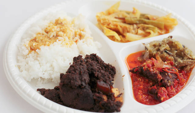 インドネシア「Nasi Kapau Rang Agam」の「ナシカパウ」。ジャックフルーツのカレー、ココナッツミルクと香辛料で長時間煮込んだ肉料理を盛り合わせたひと皿だ