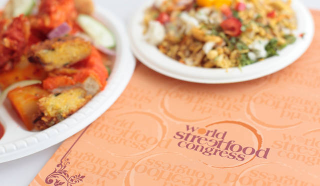 「ワールド・ストリート・フード・コングレス」を企画したのは、KF シートウ氏率いるマカンストラ社。屋台専門のグルメガイド誌『マカンストラ』を発行するほか、グルメ番組の制作、ホーカーセンター（＝屋台村）の運営など、およそ屋台に関することはすべて手がけている会社だ