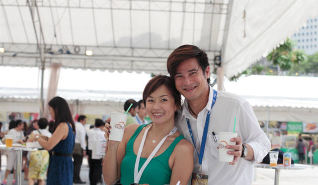 会場にはセレブリティの姿も。屋台料理を堪能していたFMラジオのパーソナリティー／女優のメロディー・チェン氏（左）と、俳優／モデルのランドール・タン氏をキャッチ